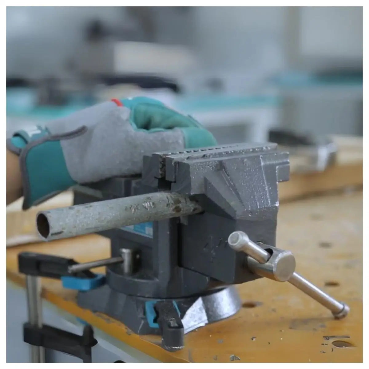 Tornillo de banco TOTAL de 4"