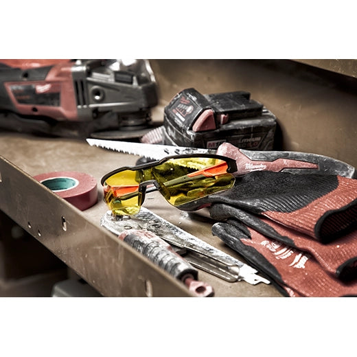 Gafas de seguridad antirrayas amarillo Milwaukee