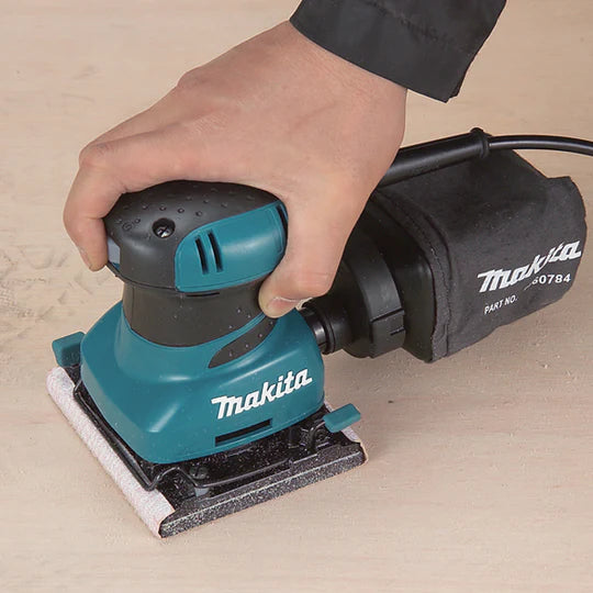 Lijadora de acabados de 4-1/2" Makita BO4556K