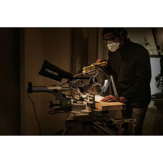 Sierra Ingletadora Telescópica Stanley SM18-B3 de 1800W 230V