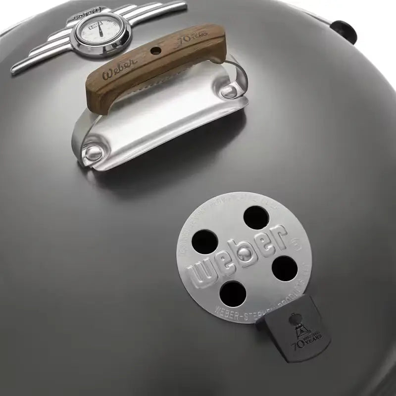 Asador de carbón Kettle de 22" del 70 aniversario gris hollywood Weber