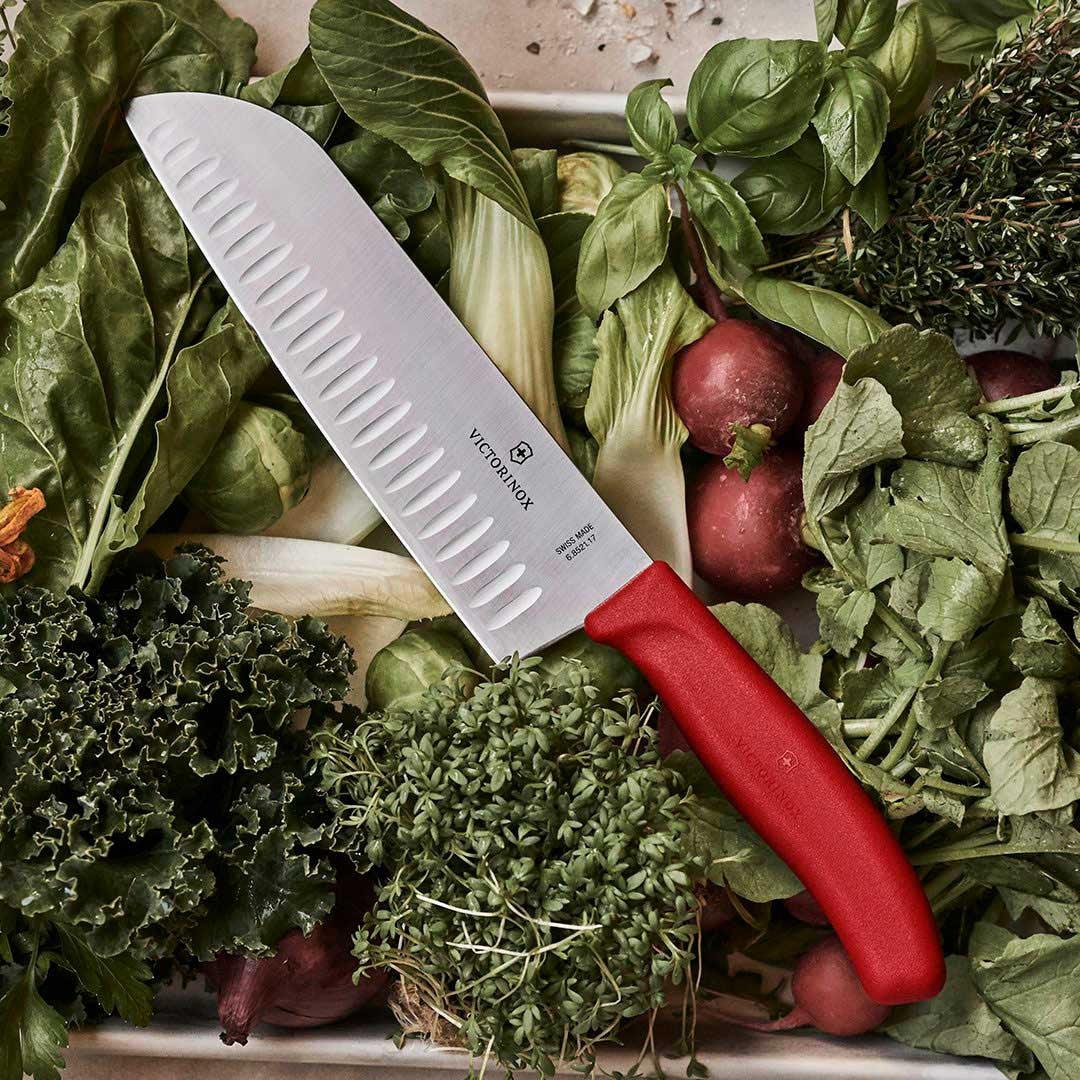 CUCHILLO SANTOKU SWISS CLASSIC ROJO CON FILO DE ALVEOLOS - GRUPODONPEDRO