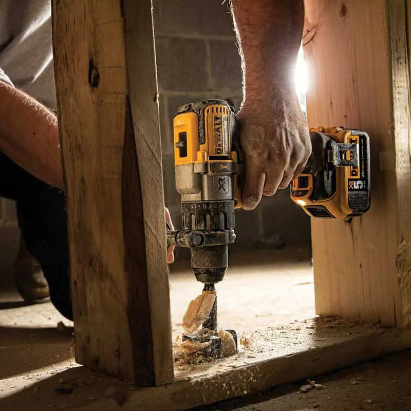 Kit Taladro percutor atornillador Dewalt XR 20V MAX con 2 baterías 20V 5Ah, cargador y maletín