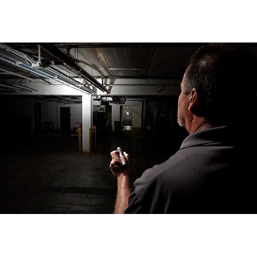 Linterna recargable de enfoque giratorio 1100 lúmenes Milwaukee Redlithium