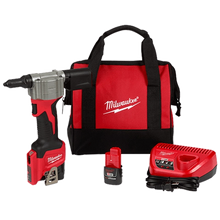 Kit de remachadora Milwaukee M12 con cargador, 2 baterías CP1.5 M12 y estuche de transporte