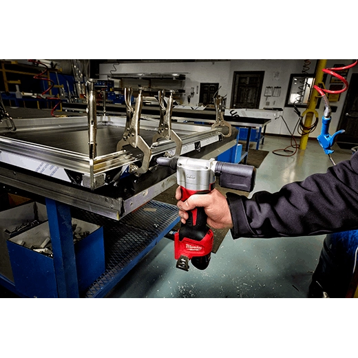 Kit de remachadora Milwaukee M12 con cargador, 2 baterías CP1.5 M12 y estuche de transporte