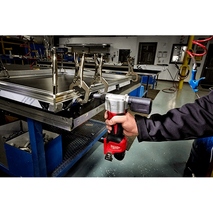 Kit de remachadora Milwaukee M12 con cargador, 2 baterías CP1.5 M12 y estuche de transporte