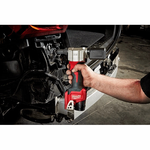 Kit de remachadora Milwaukee M12 con cargador, 2 baterías CP1.5 M12 y estuche de transporte
