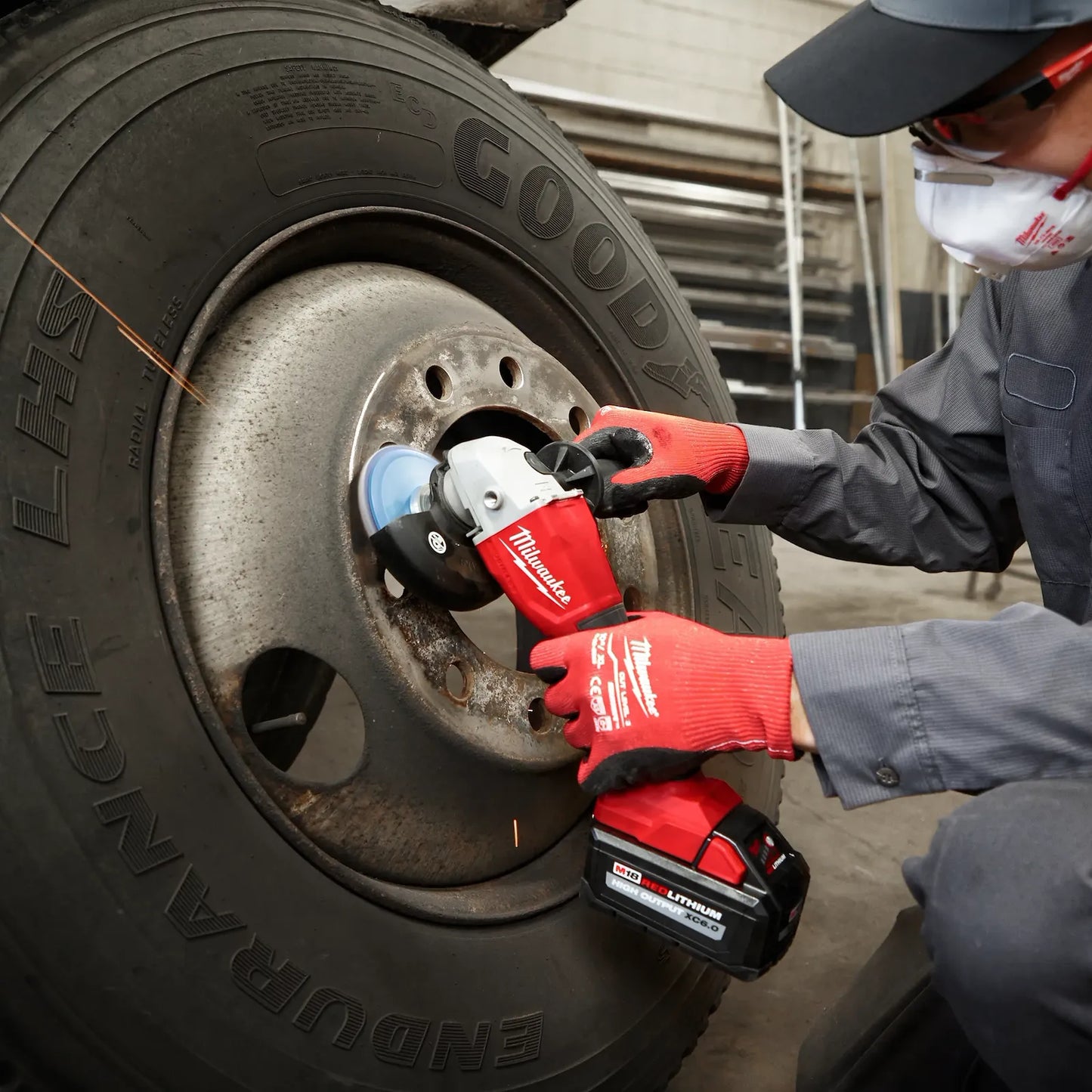 Esmeril Milwaukee M18 de 4-1/2" con interruptor de paleta