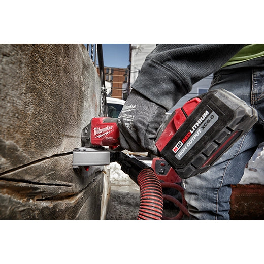 Miniesmeriladora inalámbrica con freno Milwaukee M18 FUEL de 4-1/2"