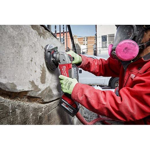 Miniesmeriladora inalámbrica con freno Milwaukee M18 FUEL de 4-1/2"