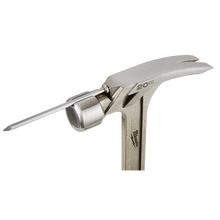 Martillo de garra con cara lisa Milwaukee de 20 oz