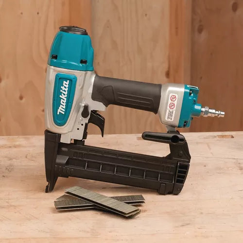 Engrapadora neumática Makita 18 GA 1-1/2" con filtro de aire