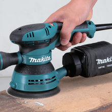 Load image into Gallery viewer, Lijadora de orbita aleatoria velocidad variable de 5&#39;&#39; Makita
