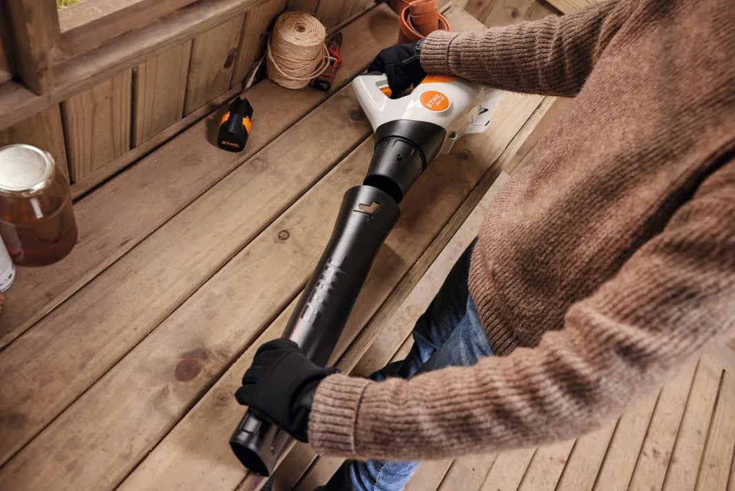 Sopladora eléctrica ligera Stihl BGA 30 con 2 baterías y cargador