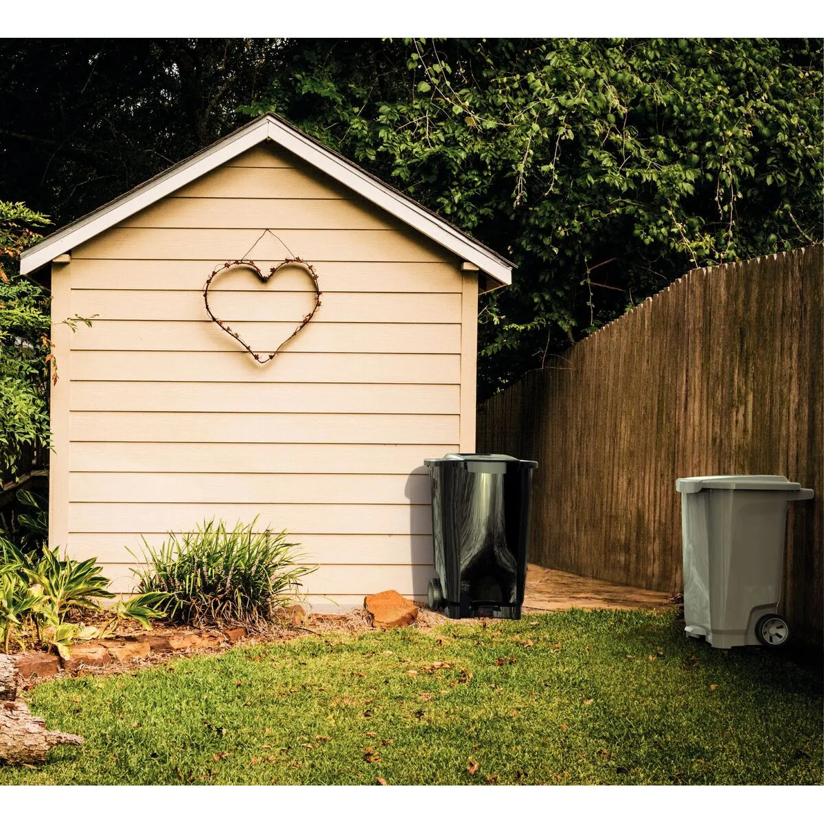 Basurero Tramontina T-Force en polipropileno blanco con ruedas de 100L