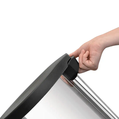 Bote de basura con pedal de acero inoxidable Tramontina de 12L