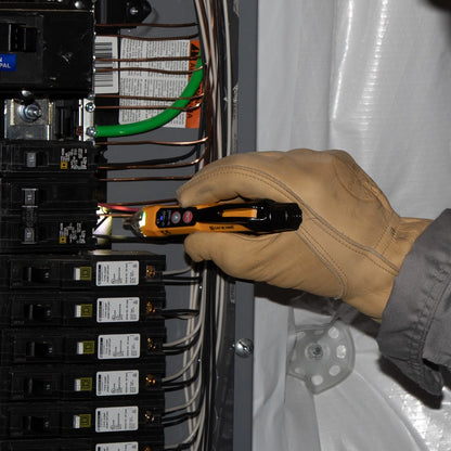 Probador de voltaje sin contacto de rango dual de 12 a 1000 V CA con linterna Klein Tools