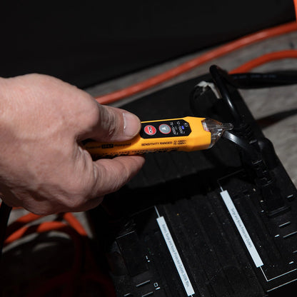 Probador de voltaje sin contacto de rango dual de 12 a 1000 V CA con linterna Klein Tools