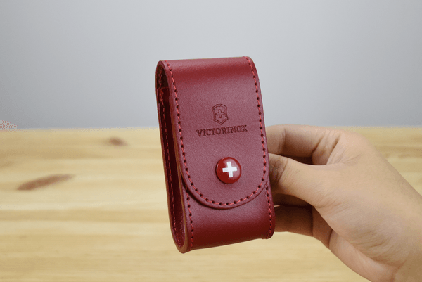 FUNDA DE PIEL ROJO VICTORINOX PARA CINTURON - GRUPODONPEDRO